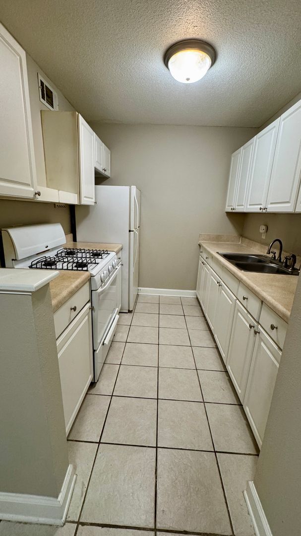 Building Photo - Summit House Condo Available, Walk to Shands!