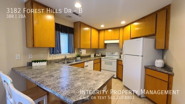 Building Photo - 3182 Forest Hills Dr