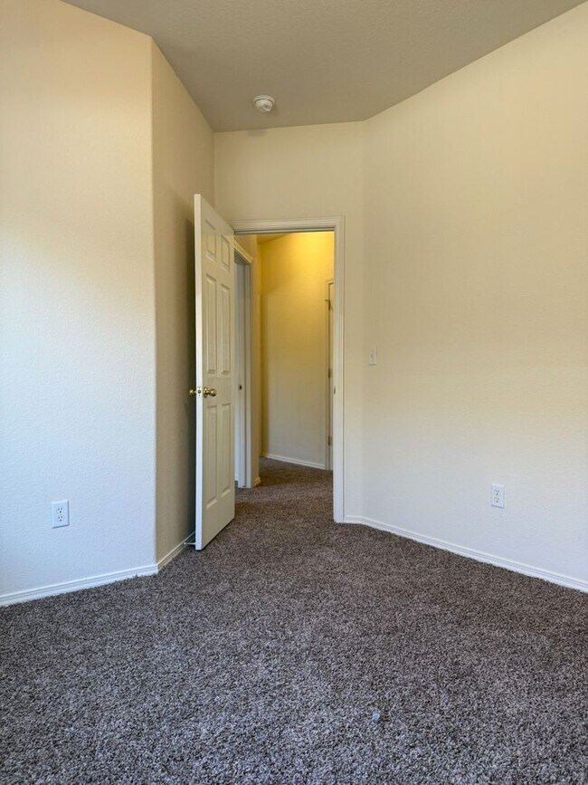 Building Photo - Move in Ready 3/2