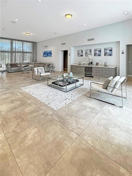 Building Photo - 16640 Sunset Way