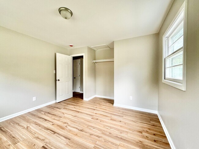 Building Photo - Renovated 3-bedroom convenient to I-40
