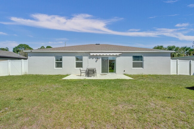 Building Photo - 1744 SE North Blackwell Dr