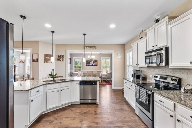 Building Photo - 501 Daylily Ct