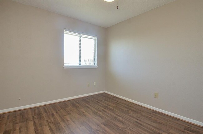 Building Photo - 2726 Great Lakes Ave