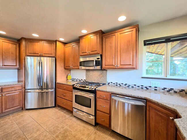 Building Photo - Grandiose Home on 1 Acre -- in East Wenatchee for Rent!! **5 Bed, 3 Bath**