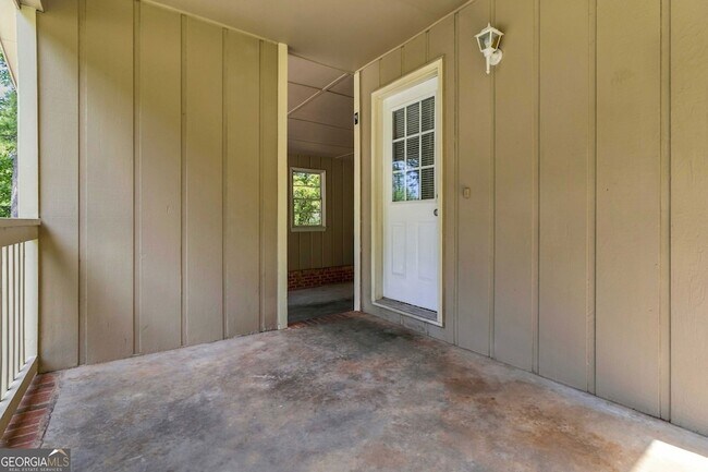 Building Photo - 9169 Lakeview Dr SW