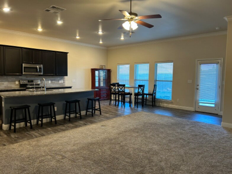 Building Photo - 800 E 92nd St