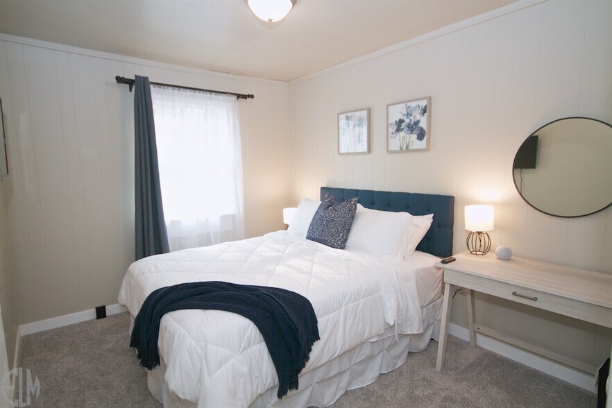 Smaller Bedroom - 5540 Four Winds Dr