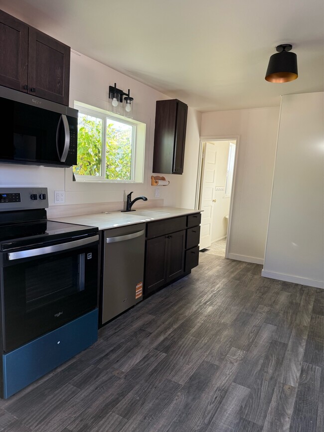 Building Photo - 215 W 5th St