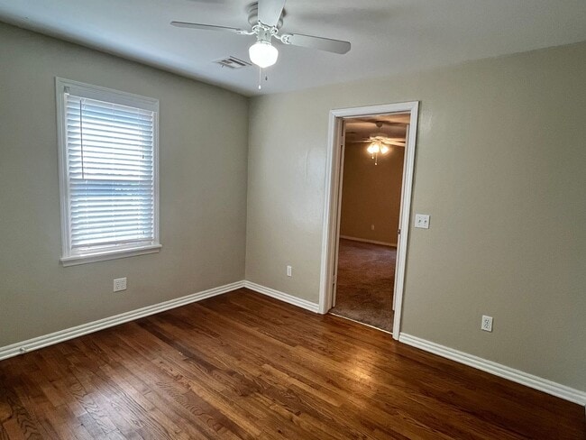 Building Photo - Charming 3 Bed 1.5 Bath!