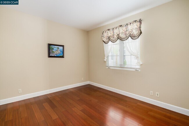 Building Photo - 2240 Britannia Dr