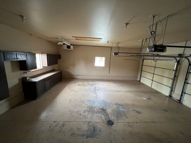 Building Photo - Gorgeous 5 Bed, 2.5 Bath Single-Family Home!