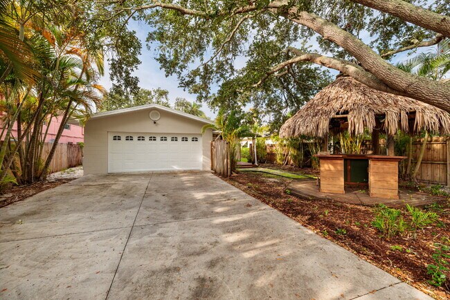 Building Photo - Charming single-family home nestled in des...