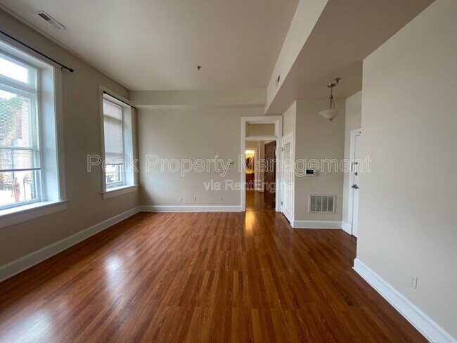 Building Photo - 244 N Sycamore St