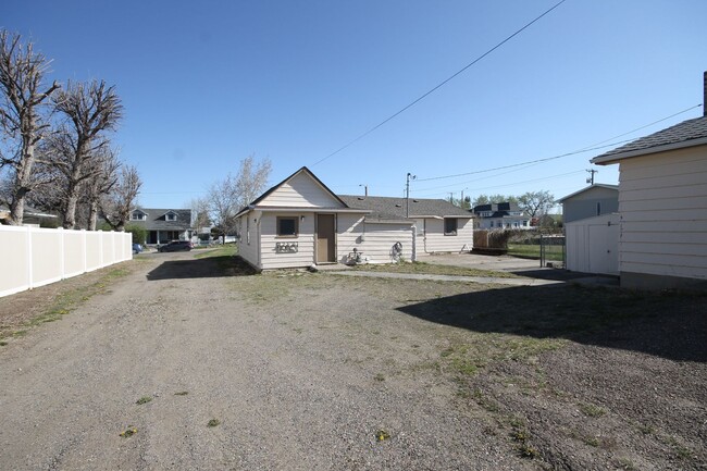 Building Photo - Sunnyside single family home with oversize...