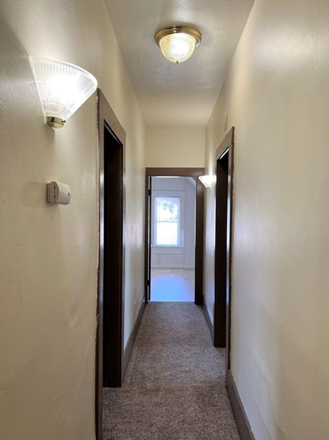 Building Photo - 4Bd/2Ba Two Story House-Available soon