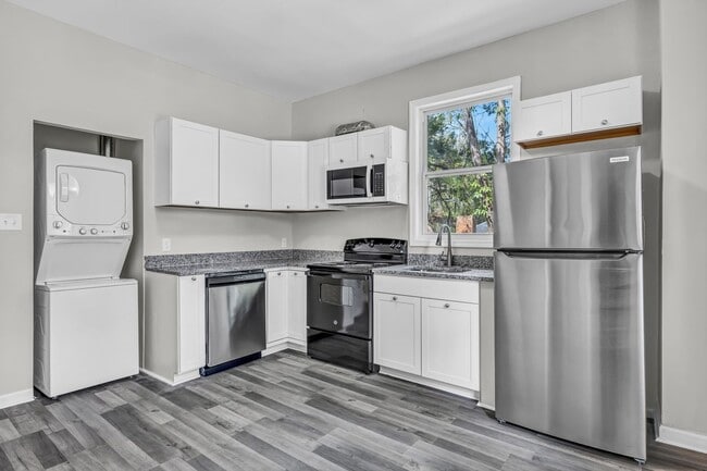 Building Photo - Updated Home in the Heart of Savannah
