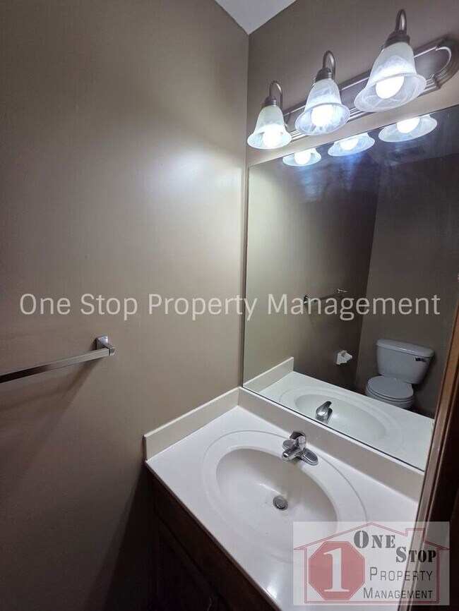 Building Photo - Beautiful 3-Bedroom 2.5 Bathroom in Independence