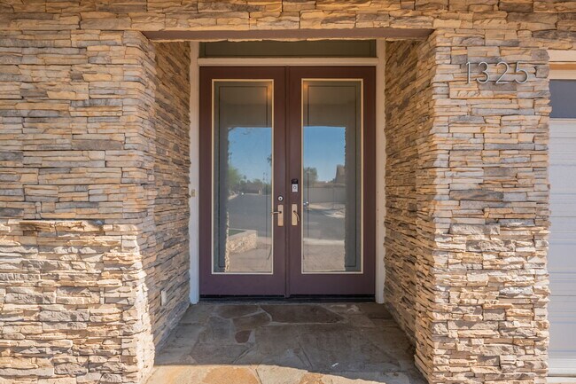 Building Photo - 1325 W Lobo Ave
