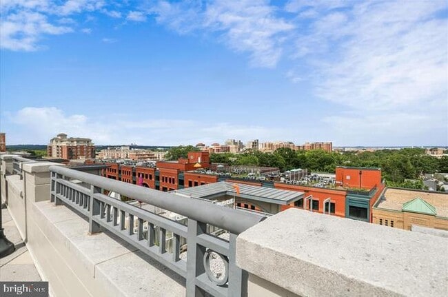 Building Photo - 1021 N Garfield St