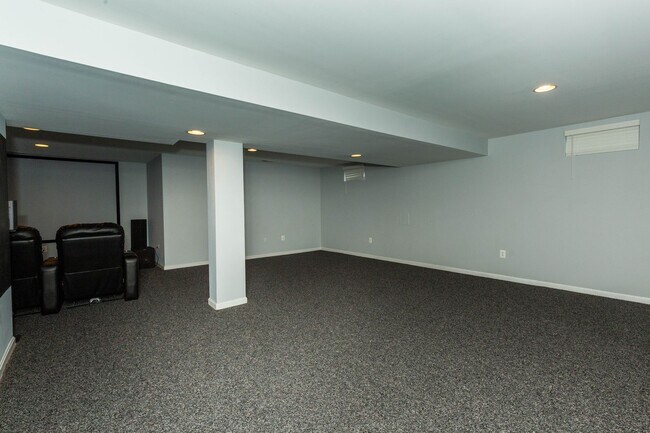 Building Photo - 4 bed, 2.5 bath Single Family Home in Char...