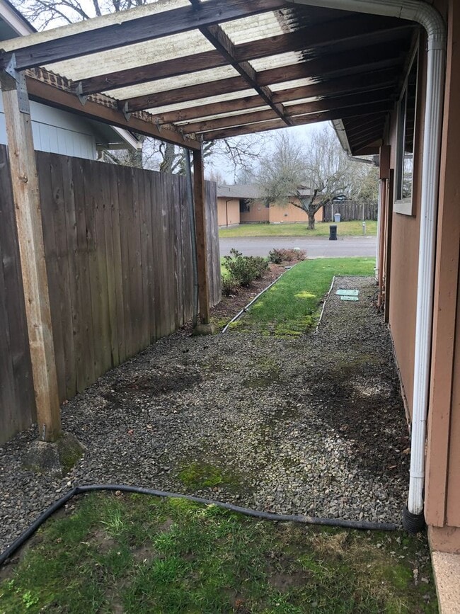 Building Photo - Spacious 3-bedroom, 2 bath home in SE Albany