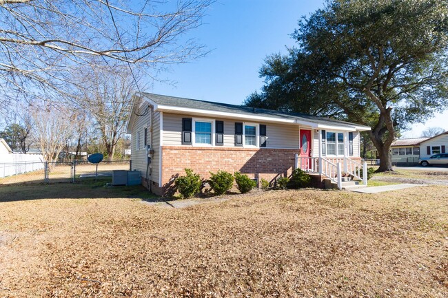 Building Photo - ADORABLE Home