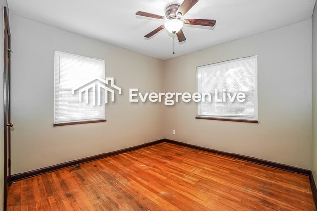 Building Photo - 567 S Weyant Ave