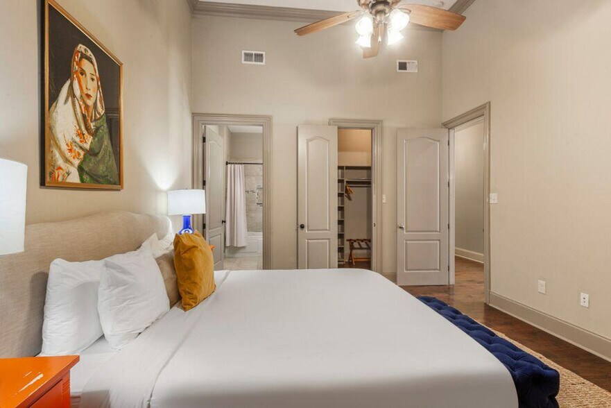 Building Photo - 30 Baronne St