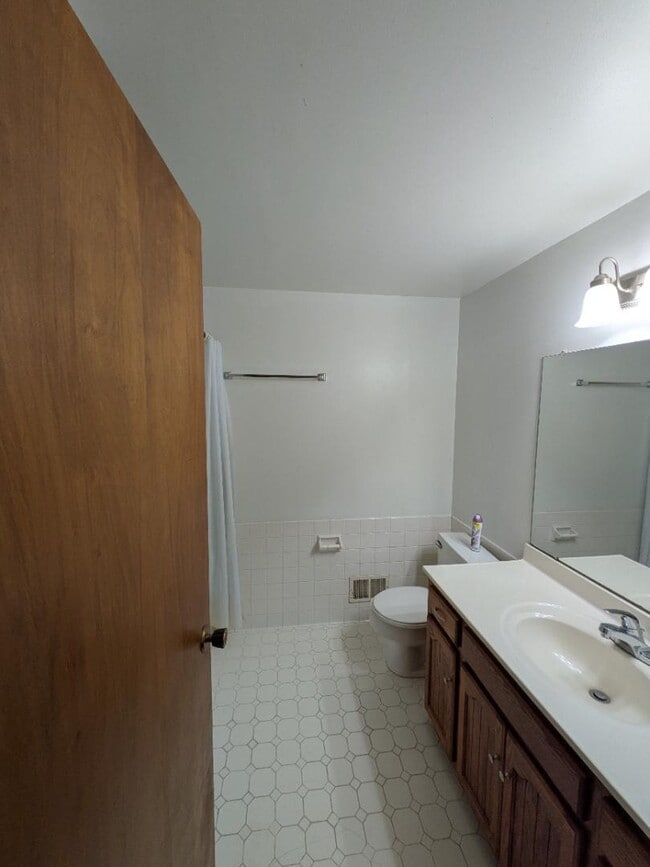 Building Photo - 5435 Glenridge Dr