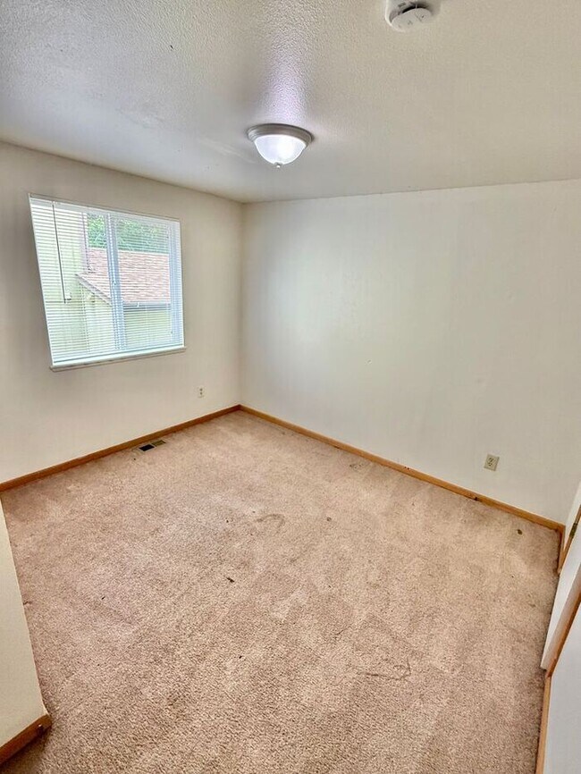 Building Photo - Tri-level Home with 4 bedrooms in Loveland!