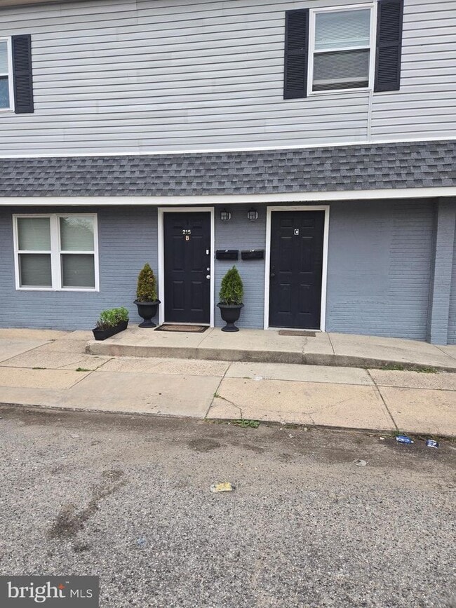 Primary Photo - 215 S Pavilion Ave
