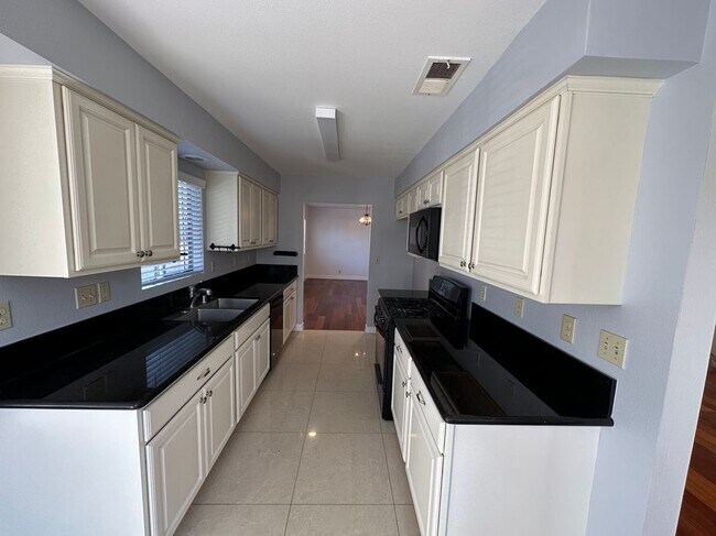 Building Photo - 302 W Loraine St