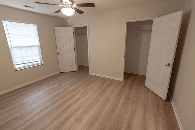 Building Photo - 1323-1325 Godas Dr