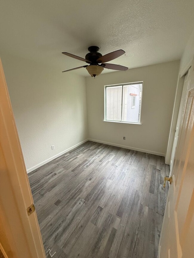 Building Photo - Charming 3 bedroom 2 bathroom home located in Corcoran