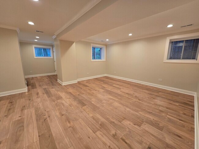Building Photo - 1502 W Jonquil Terrace