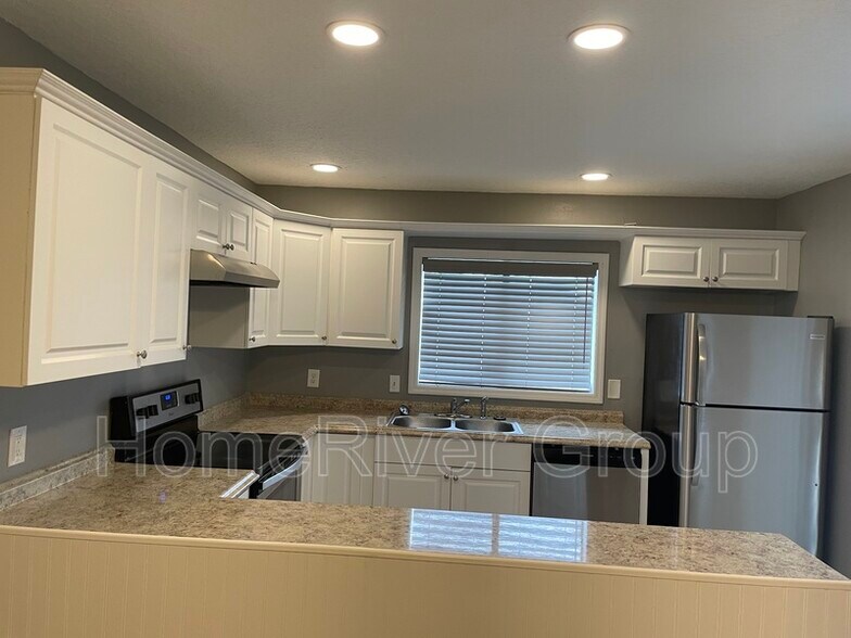 Building Photo - 15240 E Pond Woods Dr