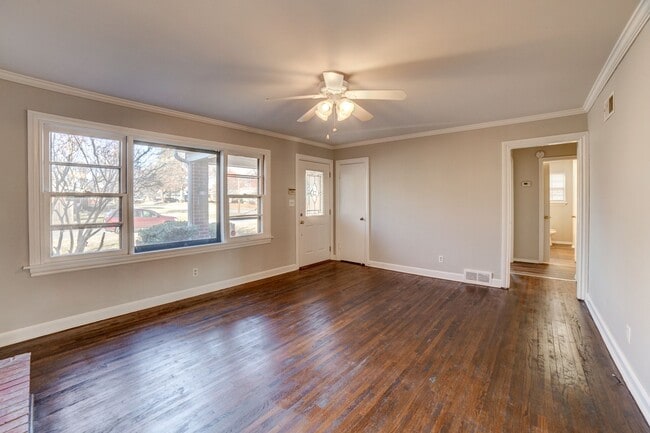 Building Photo - 4 Bed | 2 Bath in Midtown!