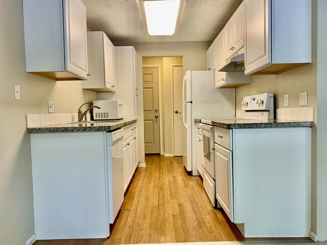 Building Photo - 1 BD 1 BA Kirkland Ground Floor Condo