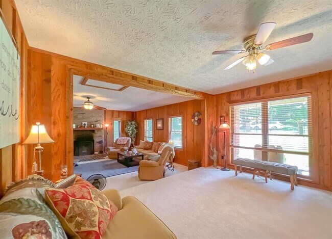 Building Photo - 1924 Harriet Dr