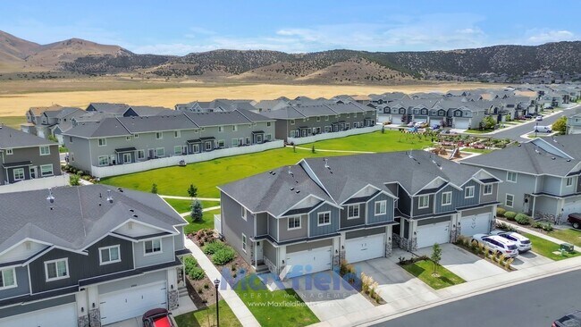 Building Photo - Spacious 5-Bedroom End-Unit Townhome with ...