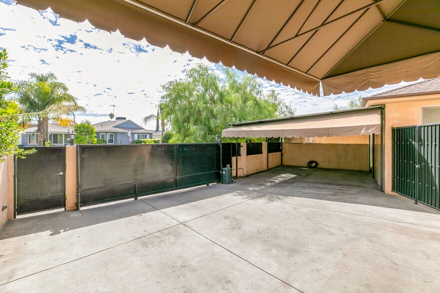 Building Photo - 9168 Morehart Ave