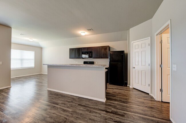 Building Photo - Beautiful 4BD/2BTH with a 2 car garage in ...