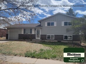Building Photo - Centrally Located 4/2 Ready For You!