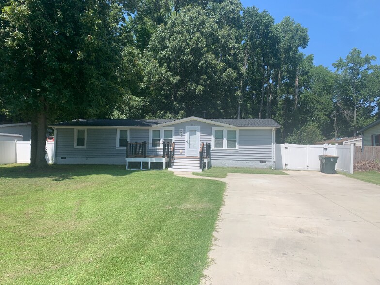 Primary Photo - 102 Blackwood Ct