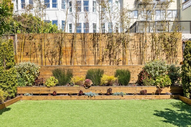 Building Photo - 2866 Pine St