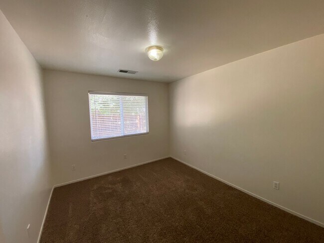 Building Photo - 3848 E Oak Ave