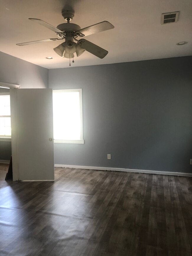 Building Photo - Charming Ranch
