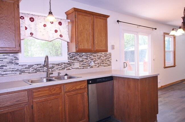 Building Photo - 2022 Redwood Dr