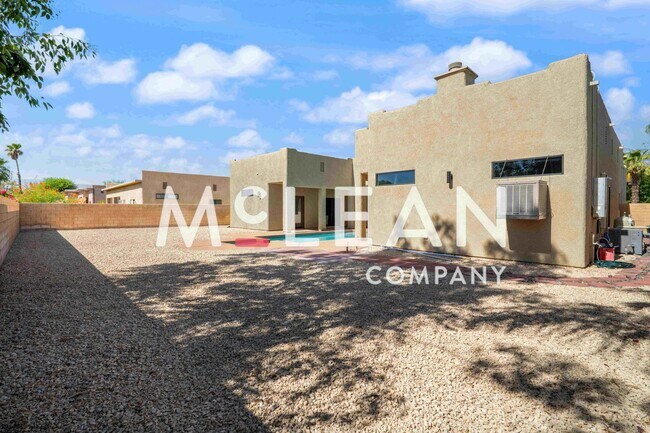 Building Photo - 3 Bed & 3 Bath Home with Private Pool & Spa